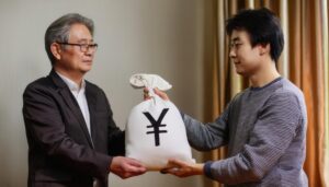 相続を渡す老年の男性と息子