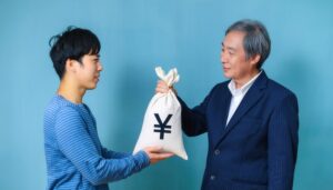 相続を渡す老年の男性と横向きの息子