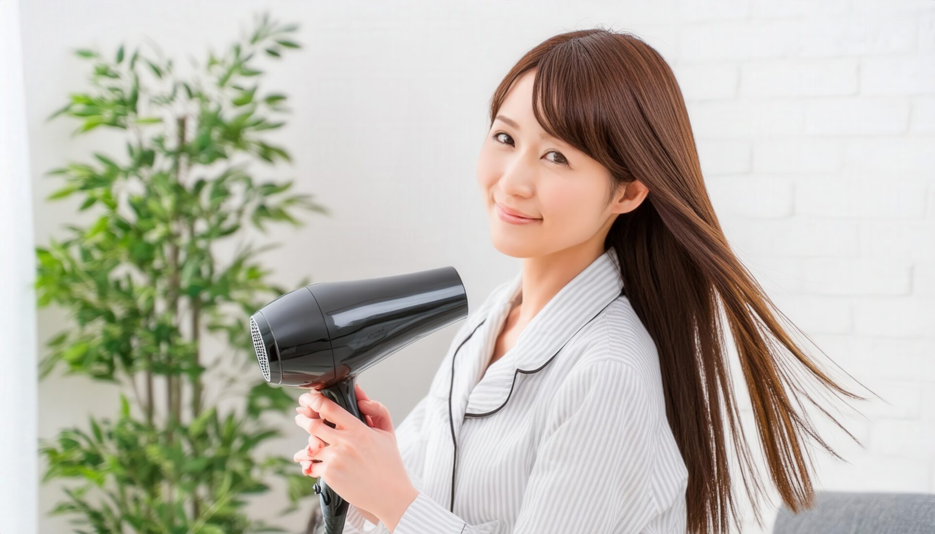 ヘアドライヤーを使う女性1