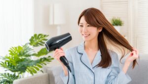 ヘアドライヤーを使う女性3