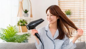 ヘアドライヤーを使う女性5