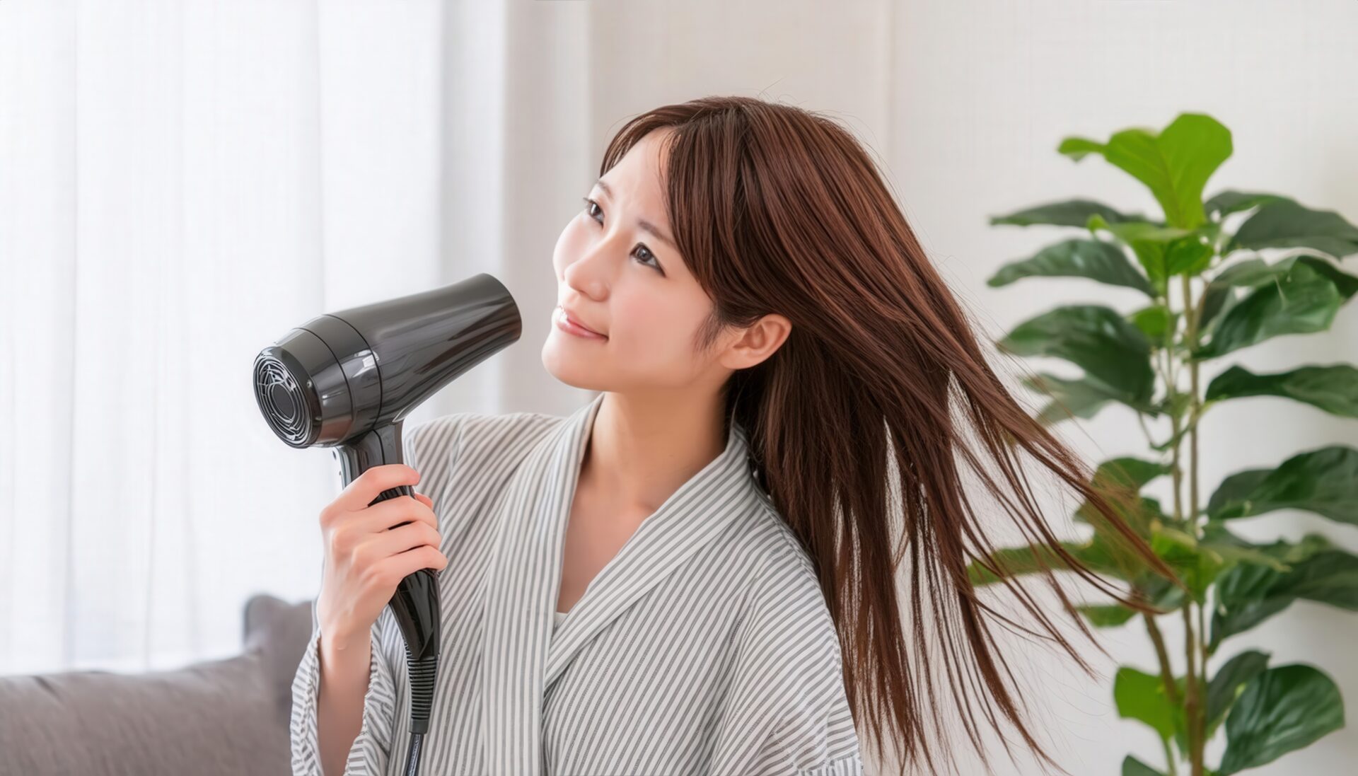 ヘアドライヤーを使う女性7