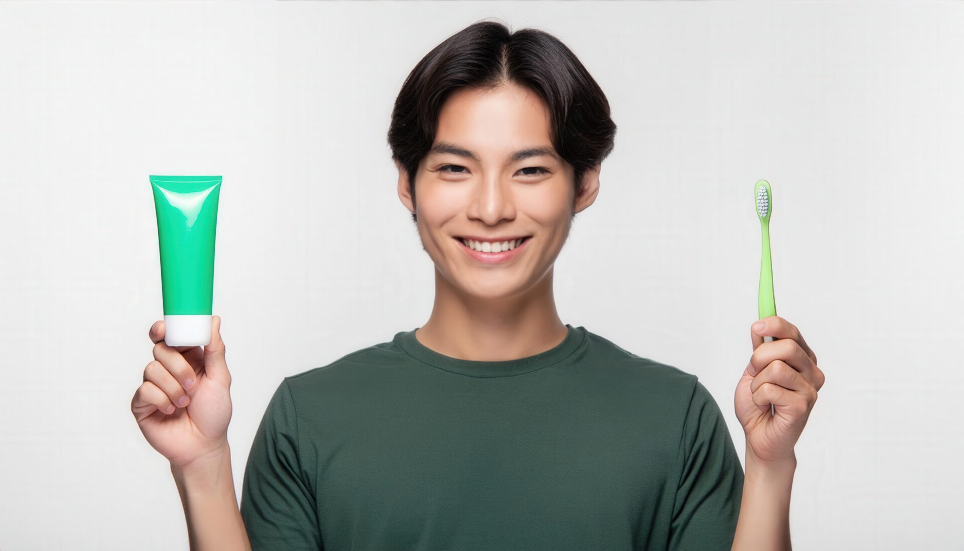 歯磨きセットを持つ男性2