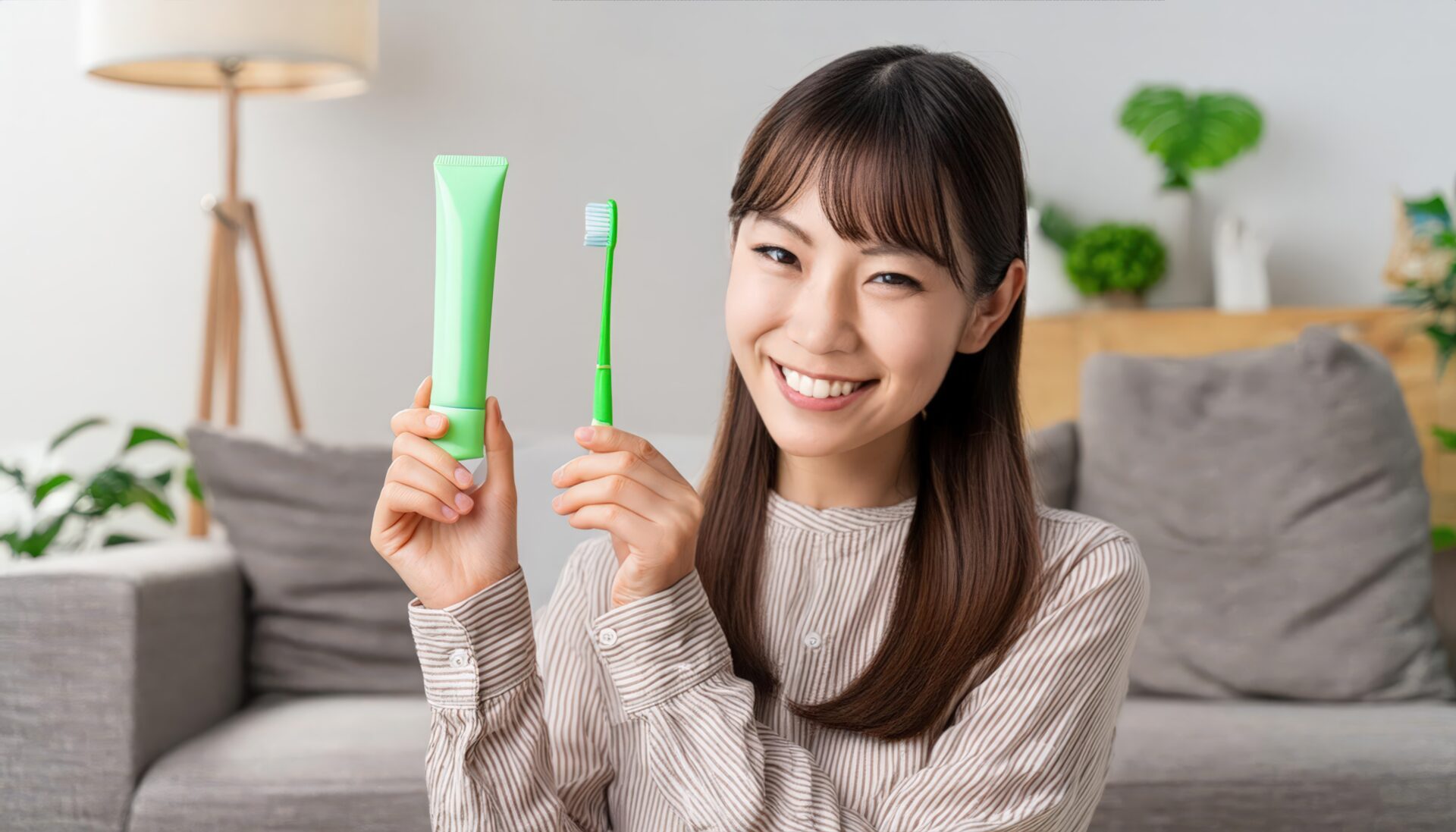 歯磨きセットを持つ女性7
