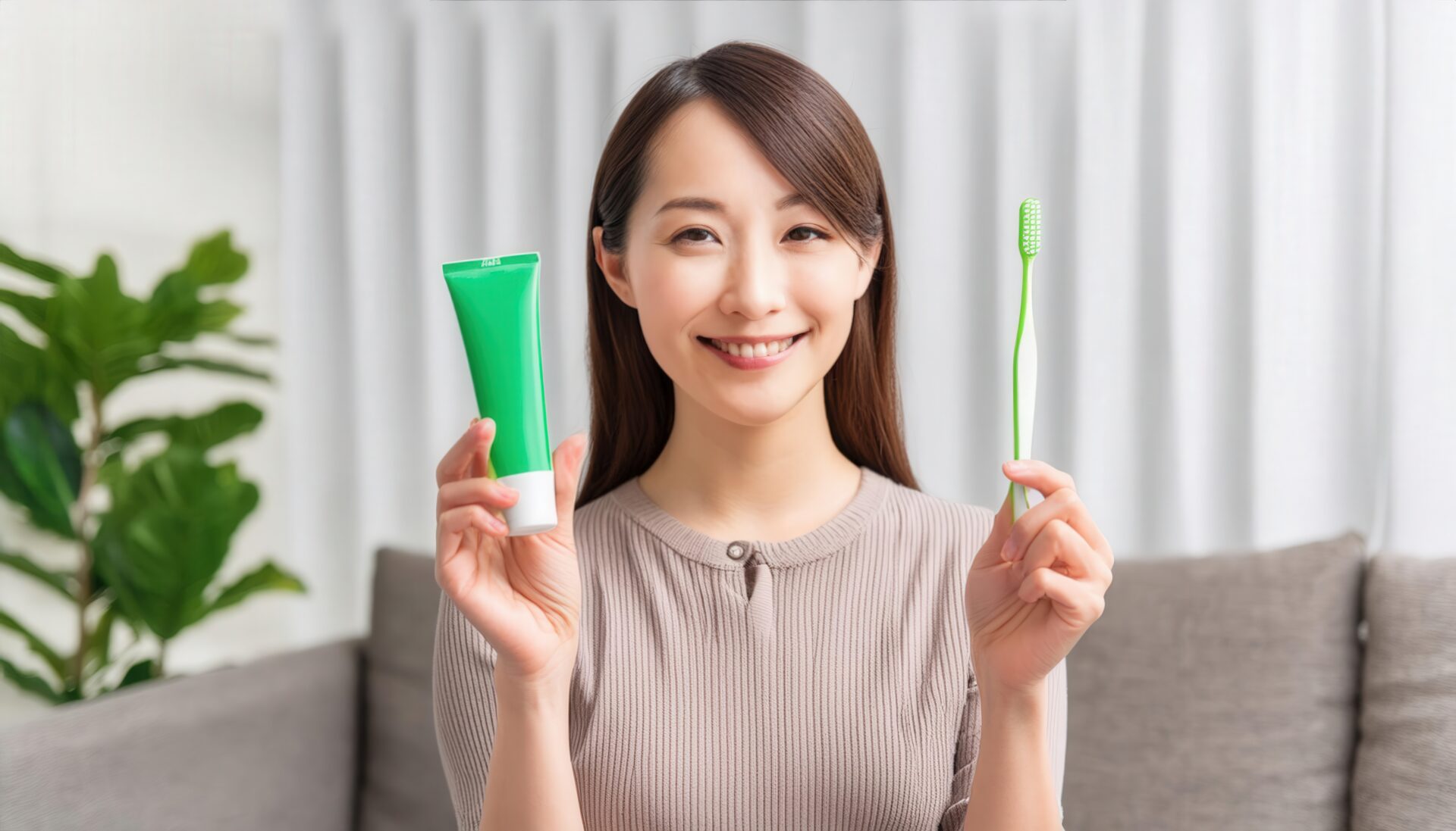 歯磨きセットを持つ女性8