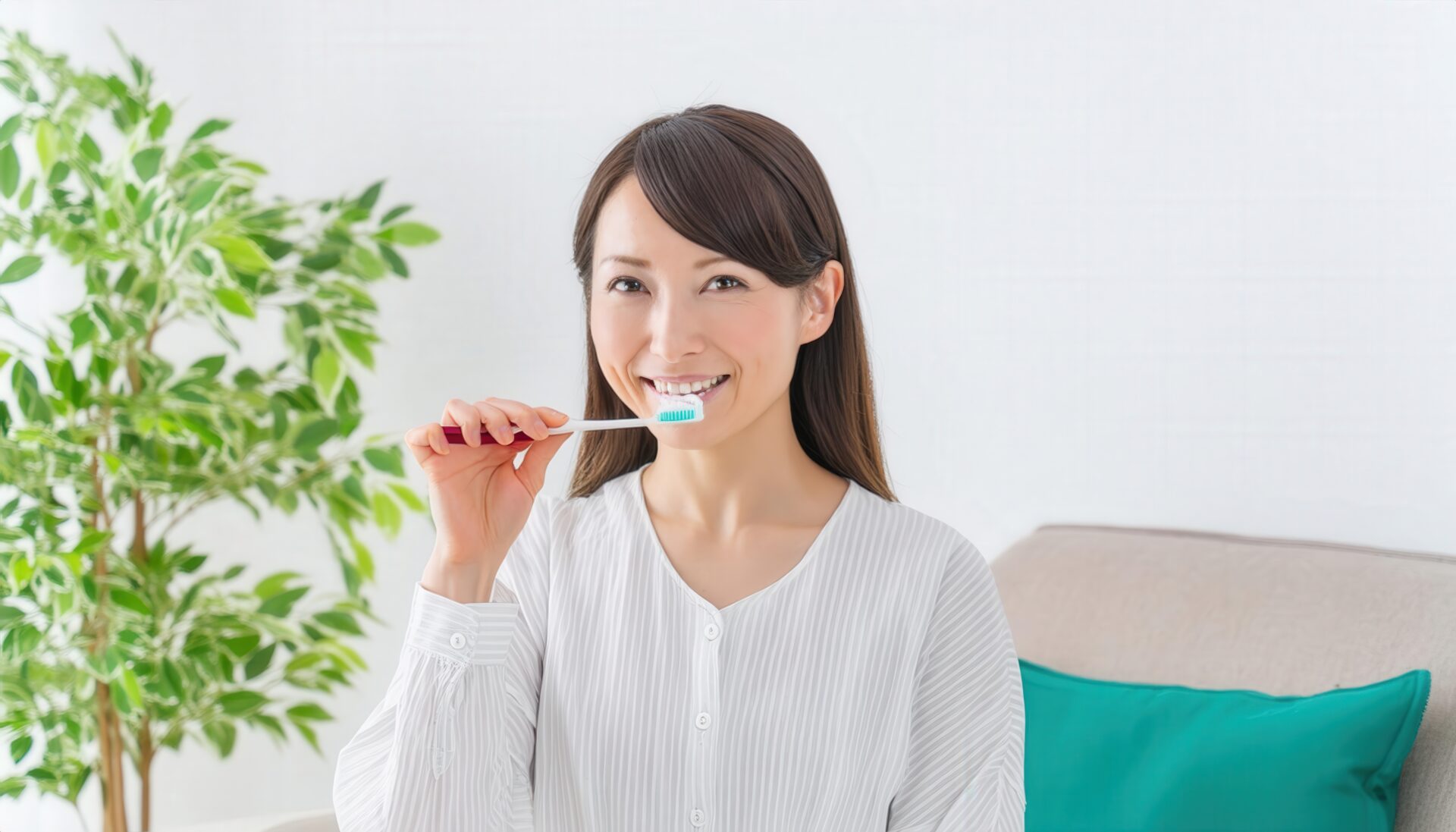 歯を磨く女性2