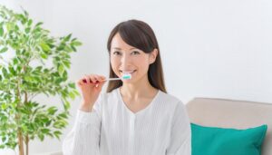 歯を磨く女性2