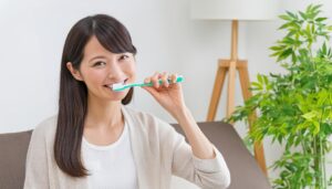 歯を磨く女性3
