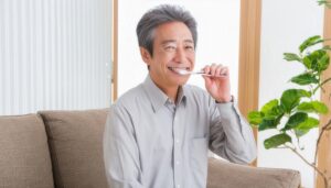 歯を磨く男性1