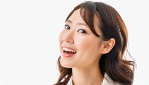 笑顔で振り向く女性