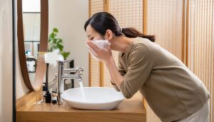 泡立てて洗顔する女性