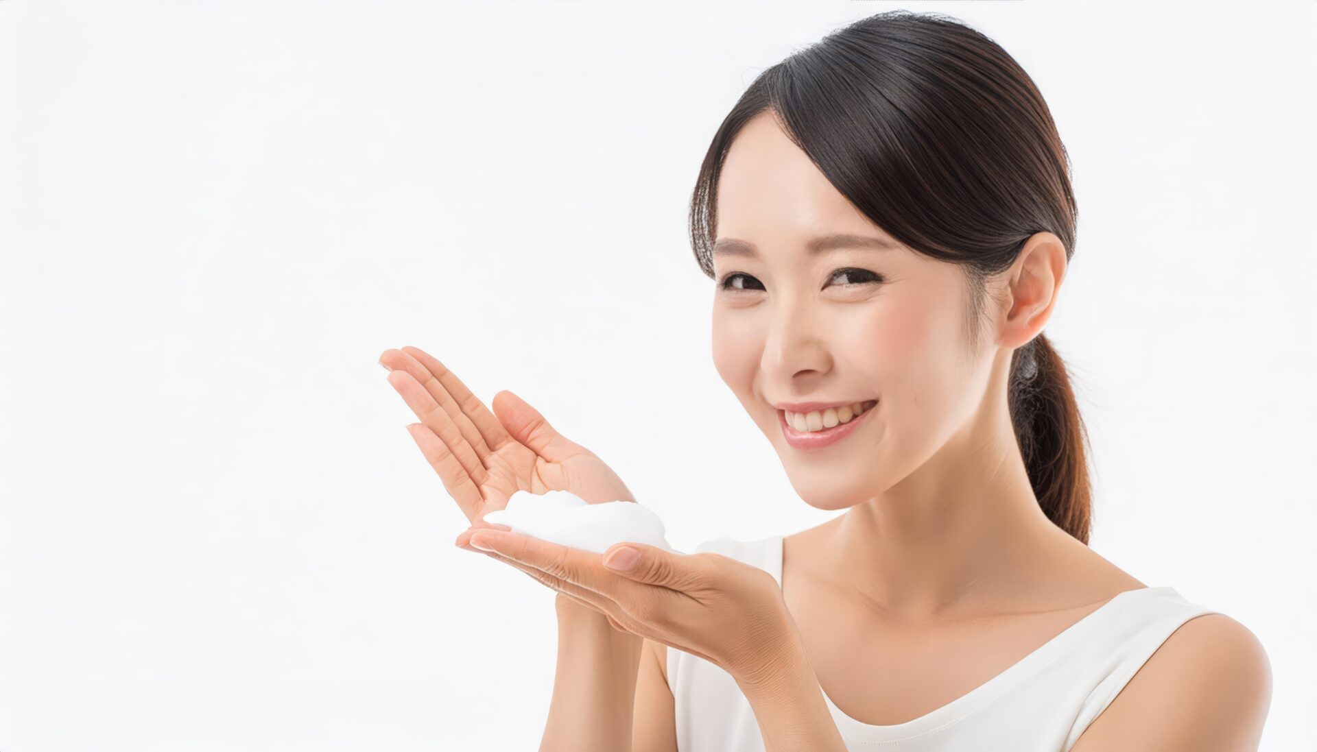 泡を手に乗せる女性