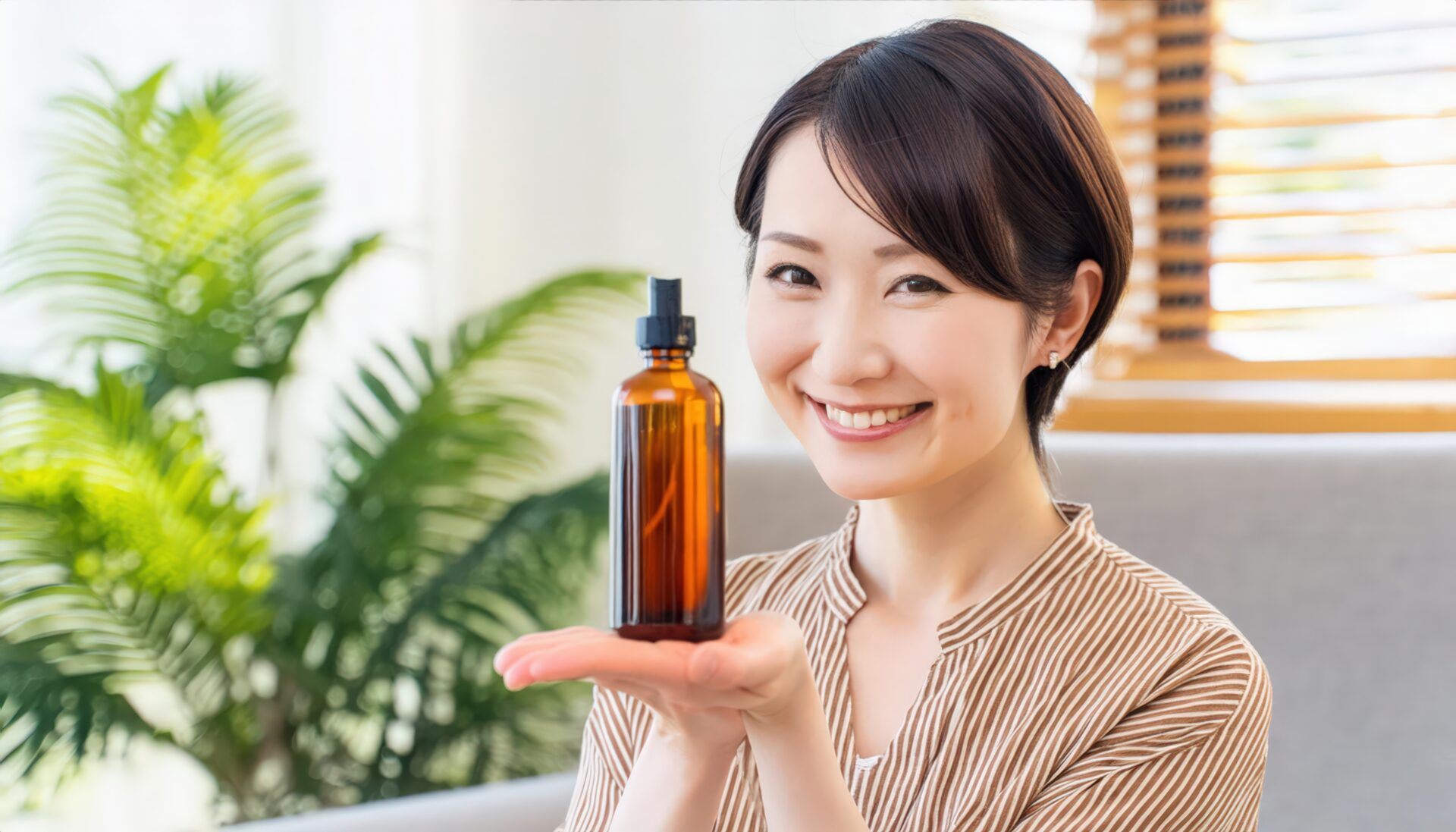 化粧水・美容液のボトルを持つ女性