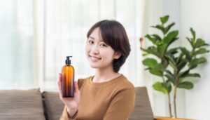 化粧水・美容液のボトルを持つ女性