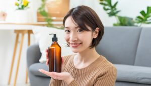 化粧水・美容液のボトルを見せる女性