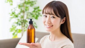 化粧水・美容液のボトルを見せる笑顔の女性