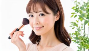 チークを塗る女性