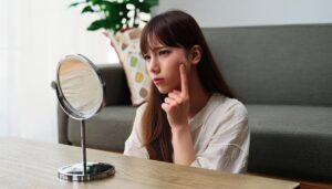 鏡を見て考える女性5