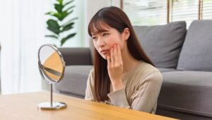 鏡を見て肌を気にする女性2