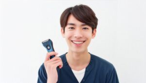 シェーバーを持つ男性2