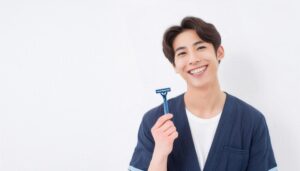 シェーバーを持つ男性4