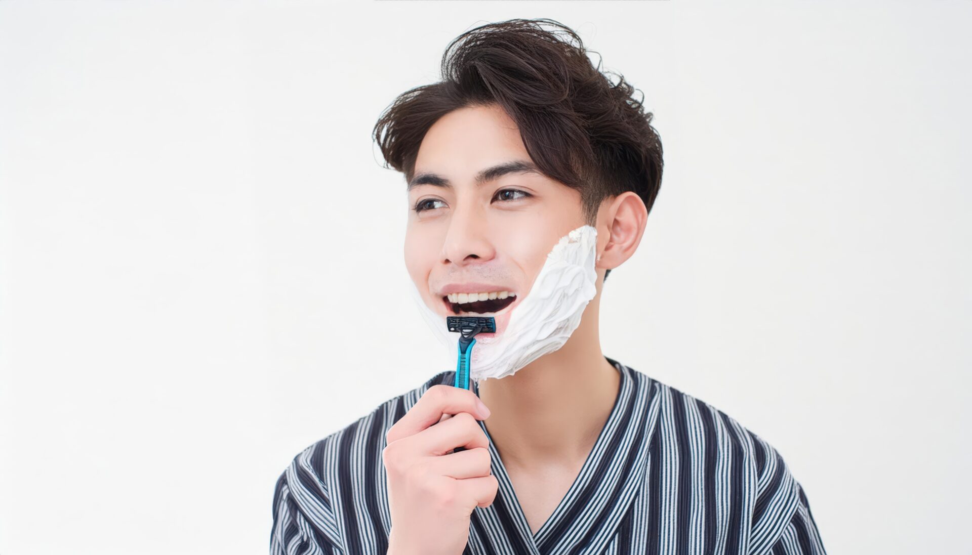 シェーバーを持つ男性5