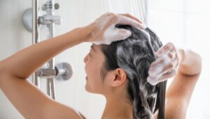 髪を洗う女性4