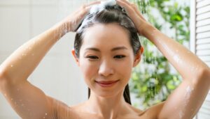 シャンプーをする女性