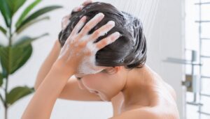 シャンプー中の横顔