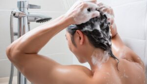 シャンプーをする男性