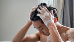 髪を洗う男性の横顔