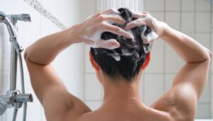 シャンプー中の男性