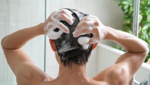 泡立てた髪を後ろから