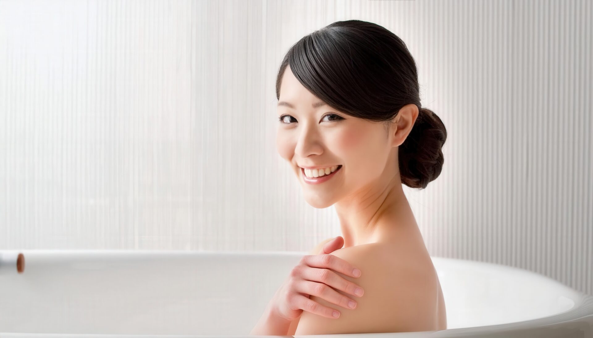 バスタブに入る笑顔の女性