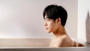 湯船に浸かる笑顔の男性