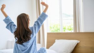 早起きしてストレッチをしている女性