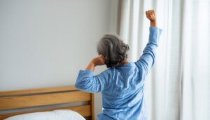 早起きしてストレッチをしている女性