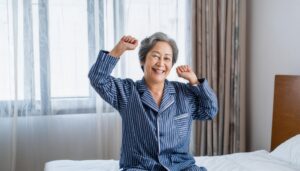 早起きしてストレッチをしている女性