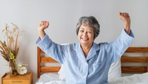朝の伸びをするシニア女性1