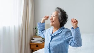 気持ちよく起きるシニア女性2