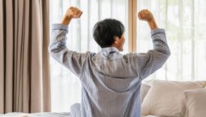朝のストレッチをする若い男性1
