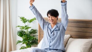 目覚めの瞬間を迎える若い男性4