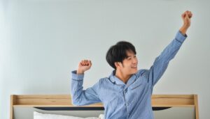 朝早起きしている男性