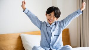 朝早起きしている少年