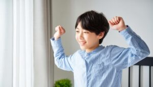 朝の伸びをする子供