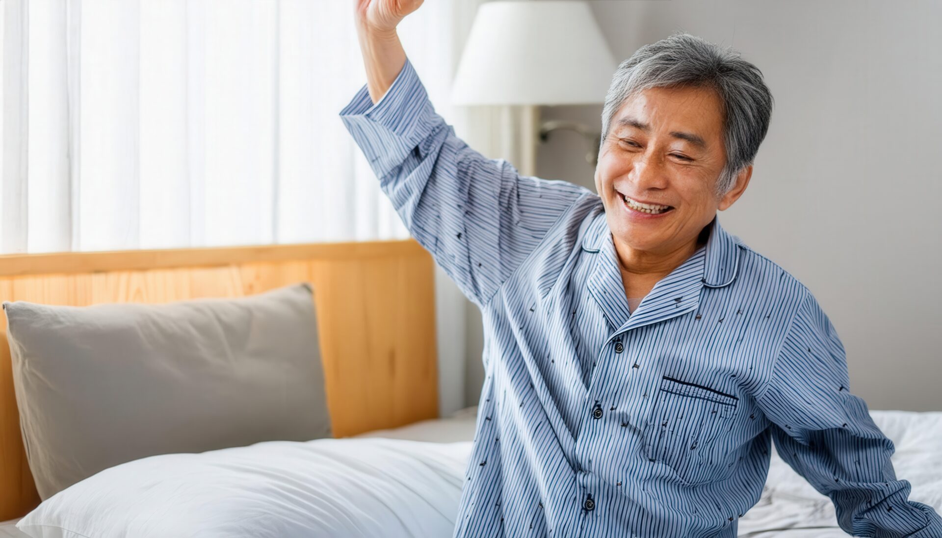 ゆったり起きるシニア男性