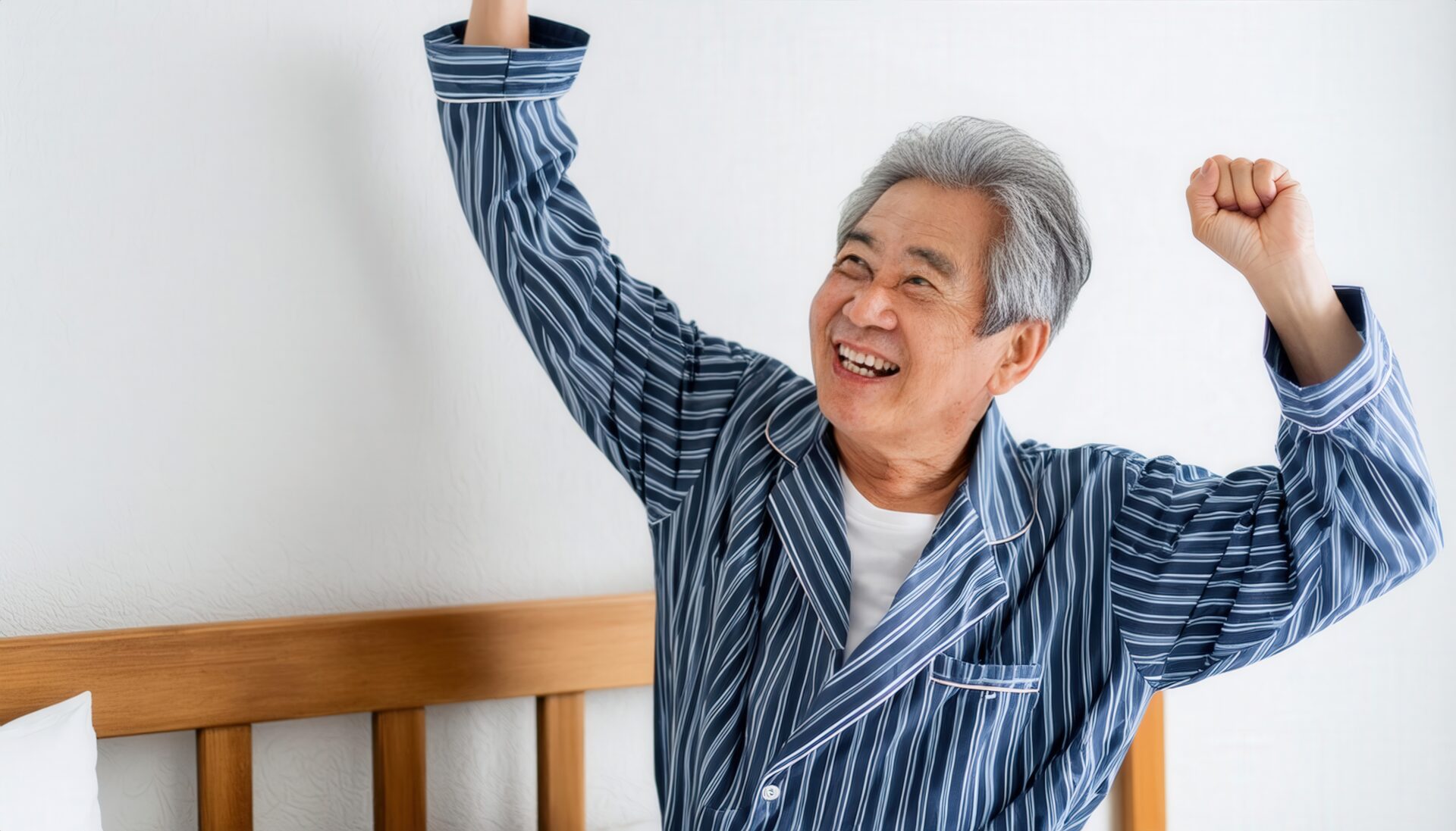 朝の伸びをするシニア男性