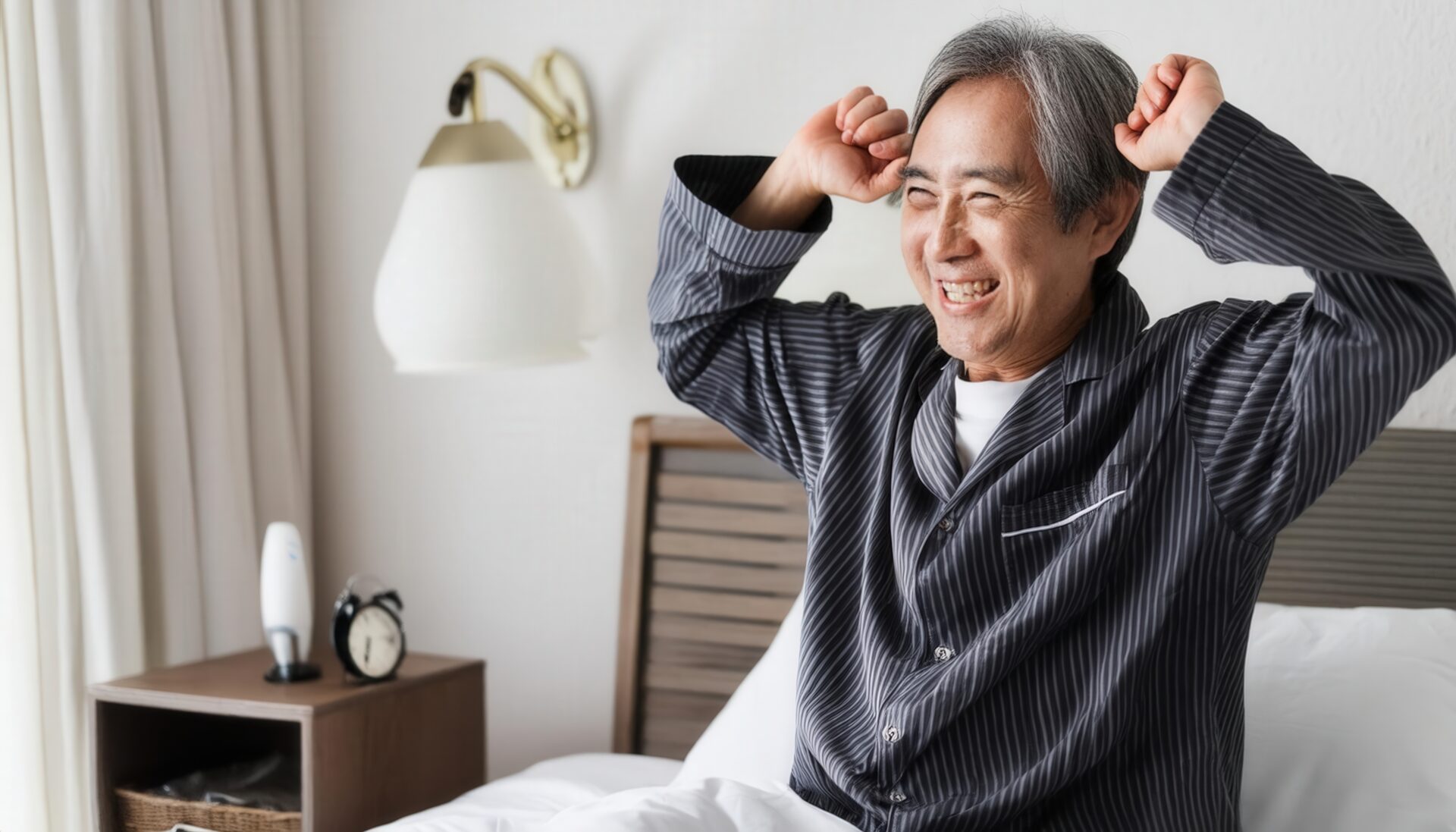 気持ちよく起きるシニア男性
