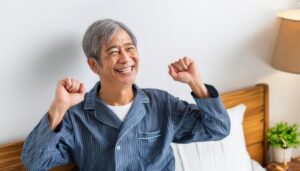 すっきり目覚めるシニア男性