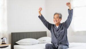 リラックスした朝のシニア男性